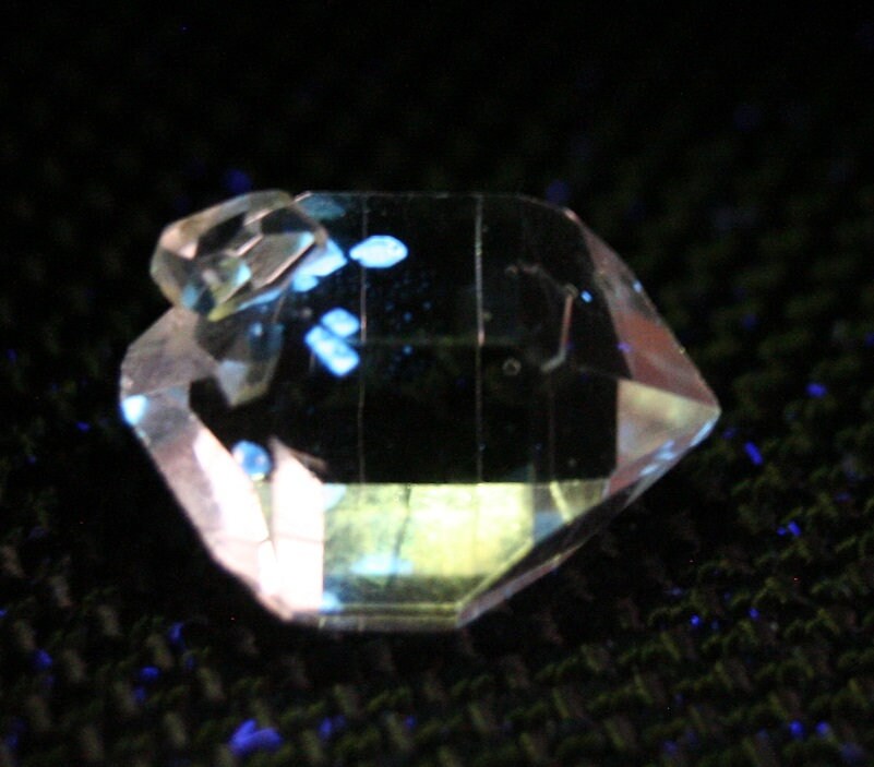 Fluorescent Petroleum Enhydro Oil Diamond Quartz 5.3ct Crystal AAA 14x10mm
