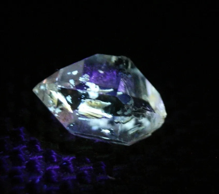 Fluorescent Petroleum Enhydro Oil Diamond Quartz Crystal 2ct AAA 10x7mm