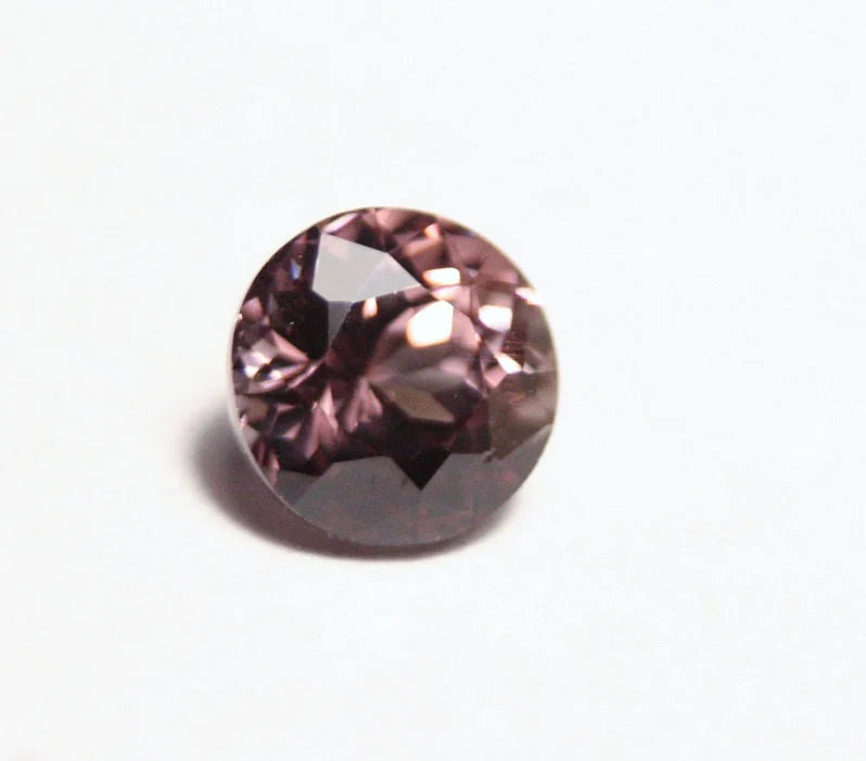 Colour Change Garnet 0.94ct Round Cut Gem Rare Superb Colour Change 5x5mm