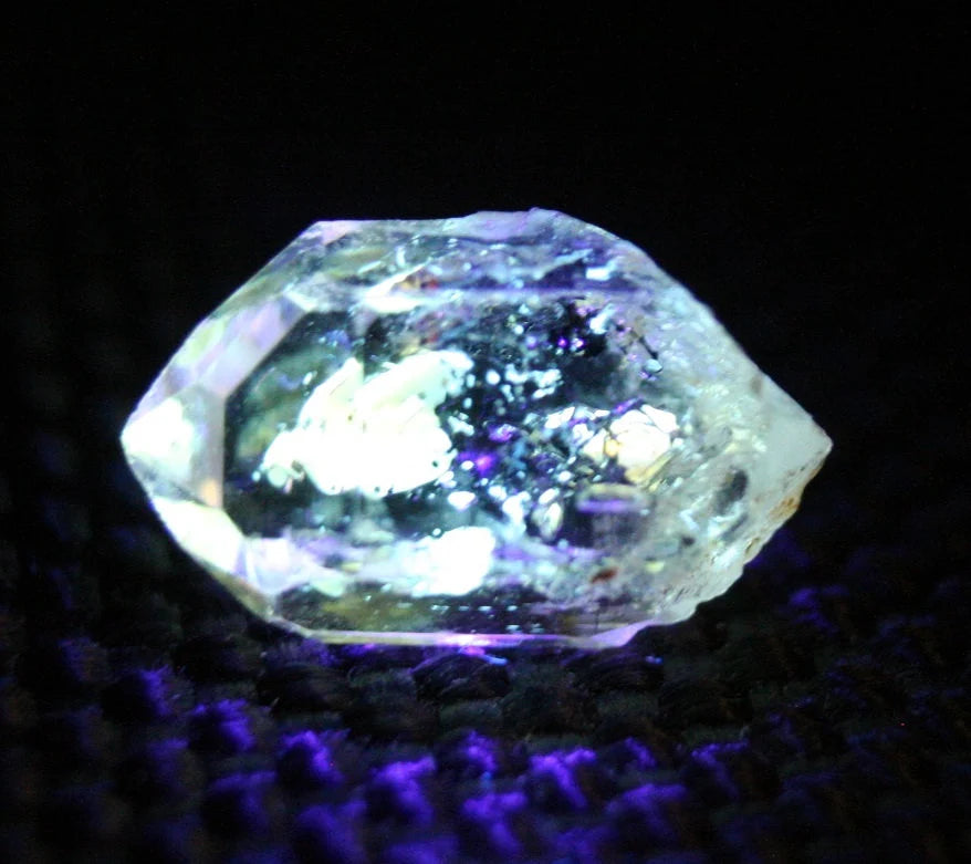 Fluorescent Petroleum Enhydro Oil Diamond Quartz Crystal 2.78ct AAA 11x7mm