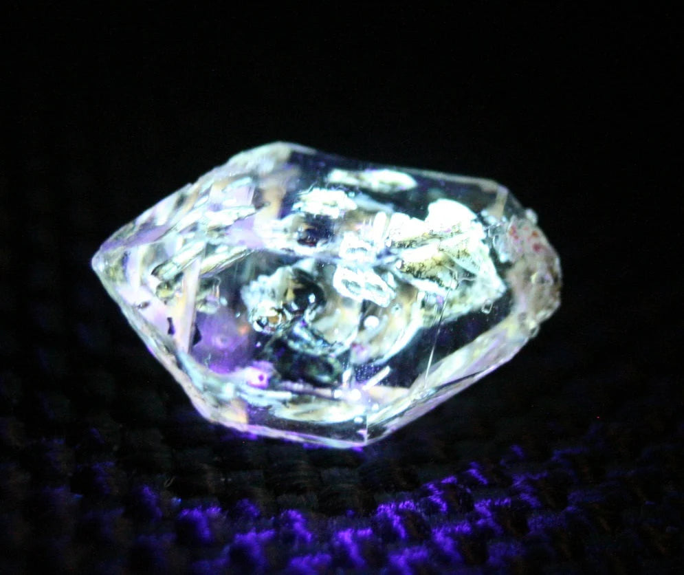 Fluorescent Petroleum Enhydro Oil Diamond Quartz Crystal 3.3ct AAA 12x8mm