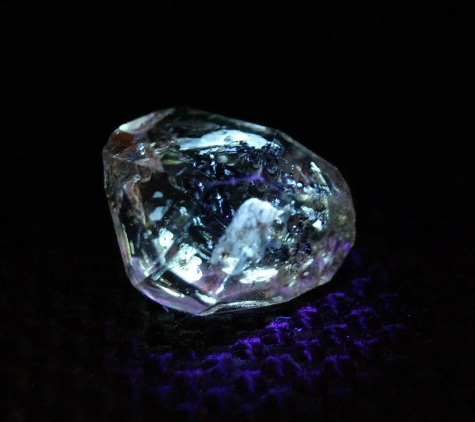 Fluorescent Petroleum Enhydro Oil Diamond Quartz Crystal 3.9ct 11x9mm