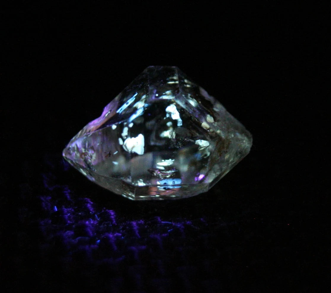 Fluorescent Petroleum Enhydro Oil Diamond Quartz Crystal 2.2ct AAA 10x7mm