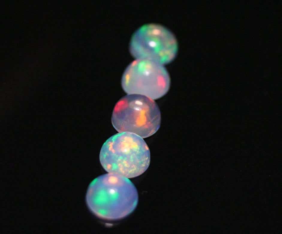 Welo Crystal Opal Round 4x4mm Cabochons 5pc Lot 0.97ct AAA Jelly Opal