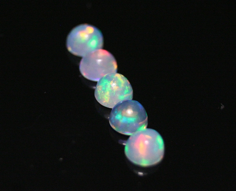 Welo Crystal Opal Round 4x4mm Cabochons 5pc Lot 1.09ct AAA Jelly Opal