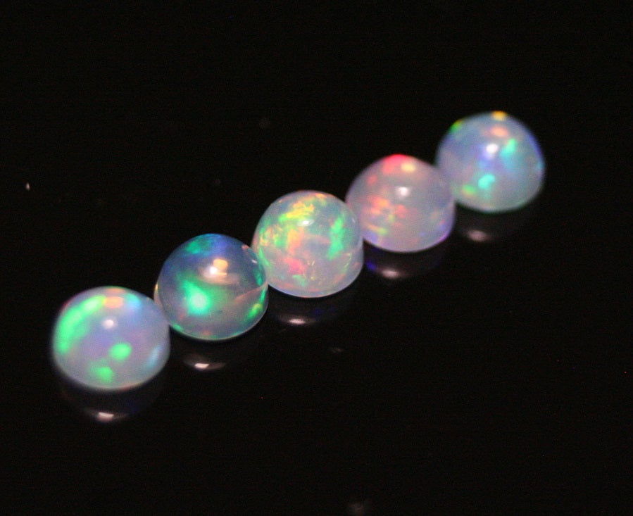 Welo Crystal Opal Round 4x4mm Cabochons 5pc Lot 1.09ct AAA Jelly Opal