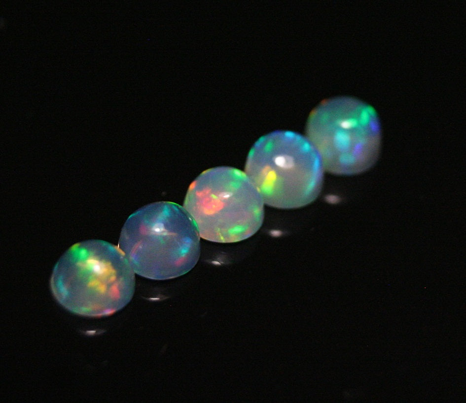 Welo Crystal Opal Round 4x4mm Cabochons 5pc Lot 1.29ct AAA Jelly Opal