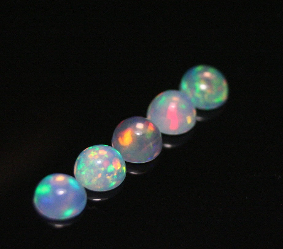 Welo Crystal Opal Round 4x4mm Cabochons 5pc Lot 0.97ct AAA Jelly Opal